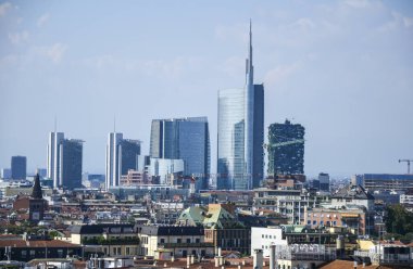 İtalya 'nın Duomo çatı terasından Porta Nuova iş bölgesinin yeni modern gökdelenleri ile yaz günü Milano şehir manzarası