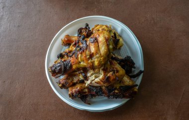 Kızarmış tavuk bacağı ızgarada kömürde kızartılmış ve çıtır çıtır çıtır. Yukarıdan yakın görünüm. 