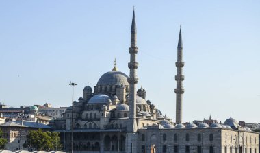Kubbeler ve Yeni Camii 'nin (Yeni Camii) arkasında açık mavi gökyüzü olan Altın Boynuz manzarası. İstanbul, Türkiye.