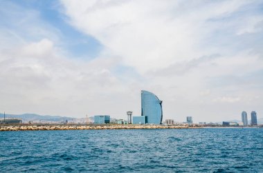 BARCELONA, İspanya 27 Haziran 2017: Barcelona Limanı 'nın Barceloneta ilçesinde bulunan ünlü beş yıldızlı W Barcelona Oteli (Hotel Vela - Sail). Deniz manzarası