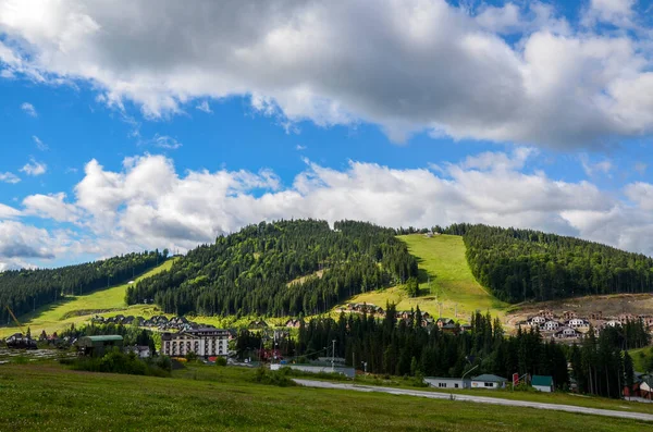 Berömd Skidort Bukovel Sommaren Hus Och Stuga Fjällmiljö Sommarsemester Karpaterna — Stockfoto