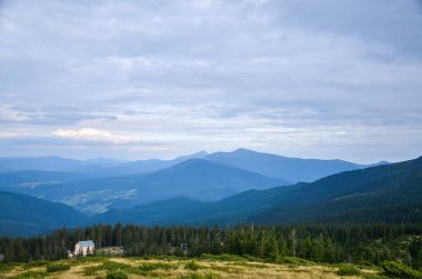 Dağdan kayak merkezi Dragobrat 'a bak. Arka planda Hoverla ve Petros dağları var. Karpat Dağları, Ukrayna