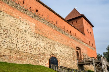 Lida Kalesi 'nin duvarı ve kulesi. Belarus. Taş, tuğla ve tuğla kuleyle kaplı Lida Kalesi 'nin duvarı.