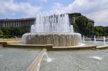 Milano 'da düğün pastası olarak bilinen Sforza Kalesi' nin (Castello Sforzesco) önündeki güzel dairesel çeşme. Lombardy, İtalya.