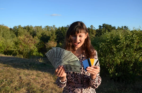 Surpris Jeune Femme Détiennent Carte Bancaire Crédit Fan Argent Billets — Photo
