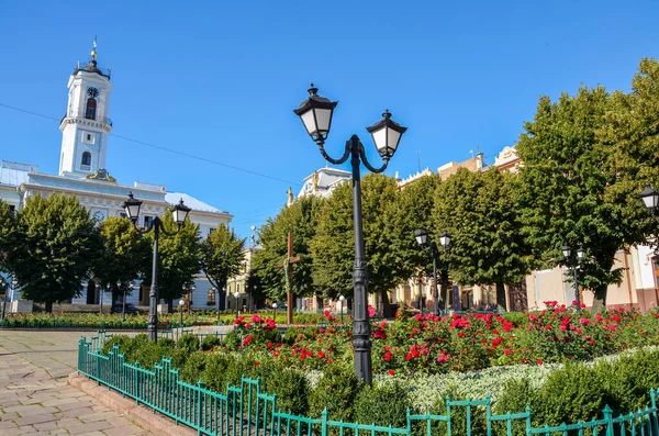 旧市場に位置市庁舎 今日中央広場と呼ばれます 前景の都市公園と チェルニフツィ ウクライナ — ストック写真