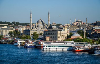 Yeni cami (Valide Sultan Camii). İstanbul. Hindi. Golden Horn 'da, Galata Köprüsü' nün güney ucunda, balık pazarının yakınında yer alır. İstanbul 'un en bilinen manzaralarından biri..