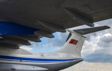 Uçağın kuyruk kanadı ana kanadın altından görünüyor. 