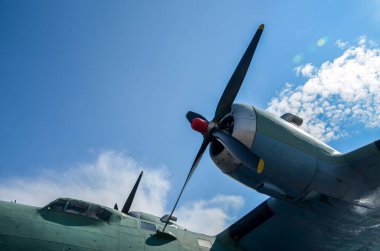 Düşük açılı görüntü pervane ve motor eski hava aracı yakın planda uçağın gücünü gösterir.