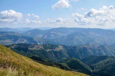 Dağların ve çayırların üstündeki hava manzarası. Bir yaz gününde güzel bir manzara. Ukraynalı Karpatyalı. Dağlarda tatiller.