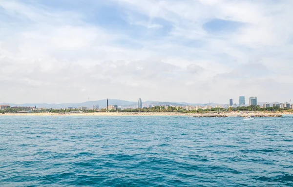 Uitzicht Het Strand Van Barceloneta Vanaf Zee Gebouwen Achtergrond Waterkant — Stockfoto