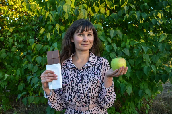 Fille Agréable Avec Chocolat Pomme Verte Dans Les Mains Choix — Photo