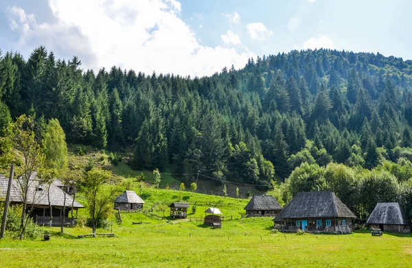 Kolochava, Transcarpathia, Ukrayna dağ köyündeki geleneksel tarzdaki antik ahşap evlerin kırsal manzarası