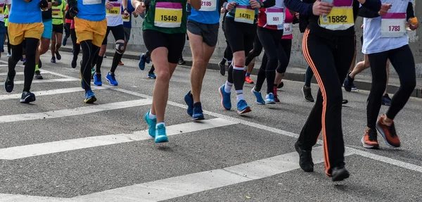 Grupo Pessoas Ativas Correndo Corredores Maratona Estrada Cidade Detalhe Pernas — Fotografia de Stock