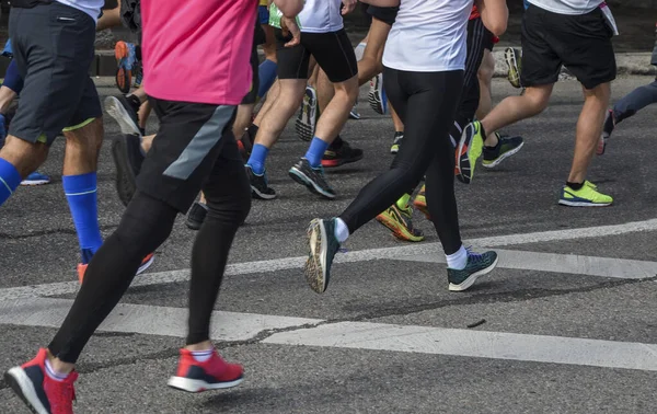 Grupo Personas Activas Corriendo Corredores Maratón Carretera Ciudad Detalle Las — Foto de Stock