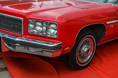 KYIV, UKRAINE 6 Ekim 2019: Eski araba karası festivali. 60-70 'lerin ünlü Amerikan arabalarının bir parçası. Tam boy Chevrolet Impala 1973. Retro araba sergisi.