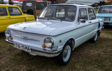 KYIV, UKRAINE 6 Ekim 2019: Eski araba karası festivali. Efsanevi antika Sovyet Ukrayna 'nın küçük sınıf ZAZ 968A model mini arabası, Zaporizhya Otomobil Fabrikası' nda retro araba sergisinde yapıldı.