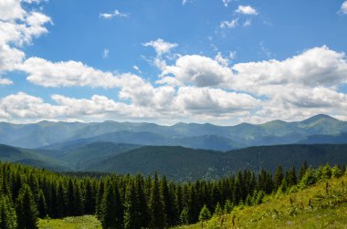 Dağlık Kornohora Dağları 'nda mahmuzlarıyla. Kostrych sırtının karşısından panoramik manzara, Ukrayna