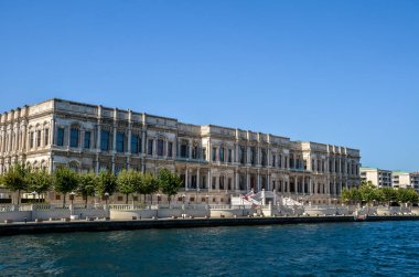 İstanbul 'un Beşiktaş ilçesinde bir yaz günü İstanbul Boğazı kıyılarından görülen zarif lüks Ciragan Sarayı.