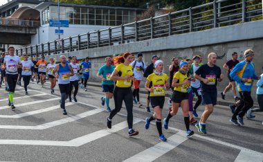 KYIV, UKRAINE - 6 Ekim 2019 Wizz Air City maratonu. Başkent Ukrayna 'da düzenlenen yıllık yarışmaya maraton koşucuları katılıyor