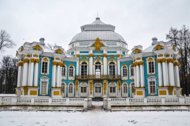 Saint Petersburg, Rusya yakınlarındaki Catherine 'in Tsarskoe Selo' daki parkındaki Hermitage Pavyonu 'nun kış manzarası.