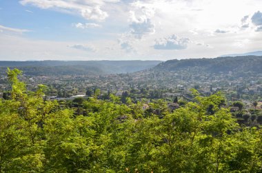Antik Fransız köyü Saint-Paul-de-Vence yakınlarındaki bir tepede panoramik kırsal manzaralı küçük evler ve güneşli bir yaz gününde Fransa 'nın Provence kentindeki Maritime Alpleri dağları.