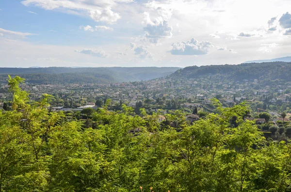 Antik Fransız köyü Saint-Paul-de-Vence yakınlarındaki bir tepede panoramik kırsal manzaralı küçük evler ve güneşli bir yaz gününde Fransa 'nın Provence kentindeki Maritime Alpleri dağları.