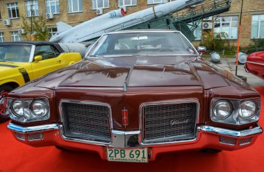 KYIV, UKRAINE 6 Ekim 2019: Eski araba karası festivali. Klasik tam boy Amerikan modeli 70 'ler Oldsmobile Delta 88 Özel 1971 Kiev' de retro araba sergisinde sunuldu