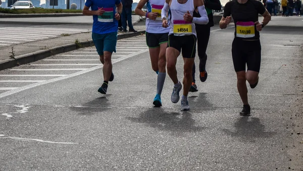 Grupo Pessoas Ativas Correndo Corredores Maratona Estrada Cidade Detalhe Pernas — Fotografia de Stock