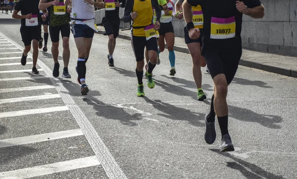 Aktif Koşan Bir Grup Insan Şehir Yolunda Maraton Koşucuları Bacakların — Stok fotoğraf