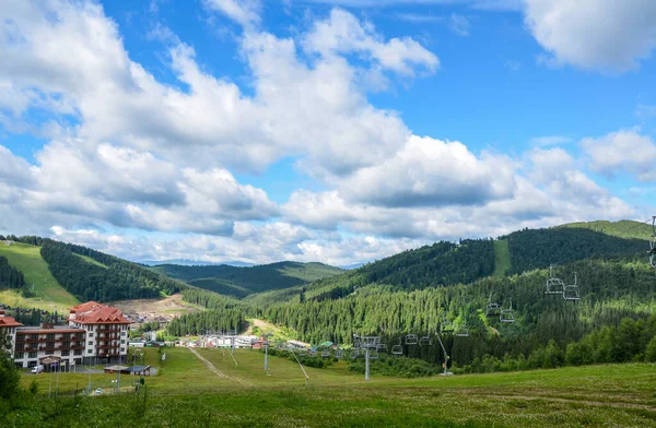 Vacker Utsikt Över Sommaren Sluttningar Med Skog Linbana Och Hotell — Stockfoto