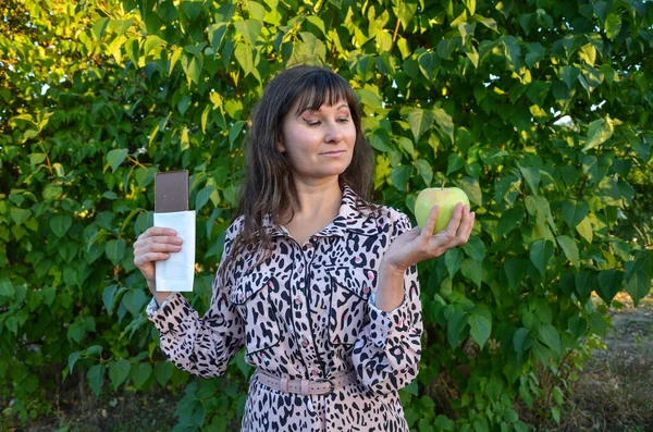 Femme Tenant Une Pomme Verte Chocolat Choix Entre Elle Choix — Photo