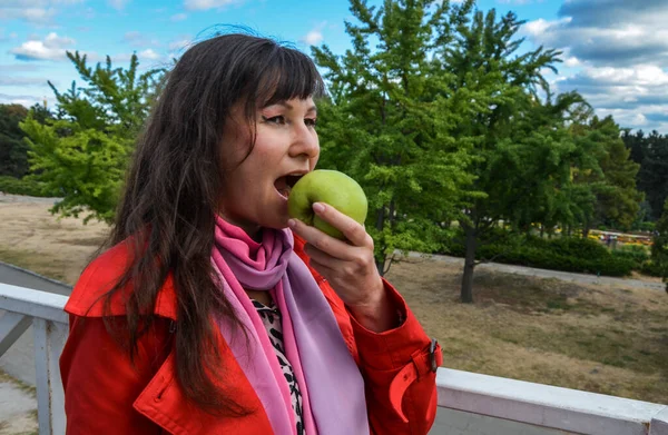 Jolie Jolie Fille Brune Manteau Rouge Manger Des Fruits Pomme — Photo