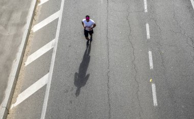 KYIV, UKRAINE - 6 Ekim 2019 Wizz Air City maratonu. Kyiv Maratonu sırasında şehir yolunda koşan sağlıklı sporcuların hava görüntüsü