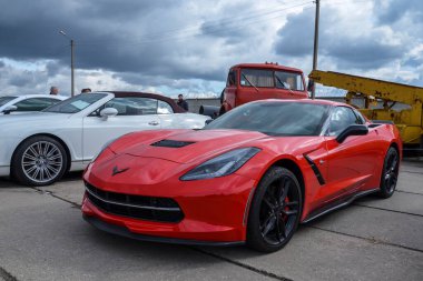 KYIV, UKRAINE ECTOBER 6 2019: Eski Otomobil Dünyası 'nda Kırmızı Amerikan spor arabası Chevrolet Corvette. Sergide yaklaşık 900 farklı dünya yapımcısının özel arabası sergileniyor.