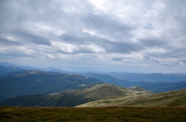 Karpat Dağları 'nın manzarası. Yeşil dağ tepelerinin üzerindeki bulutlar. Doğanın güzelliği. Svydovets sırtı. Ukrayna