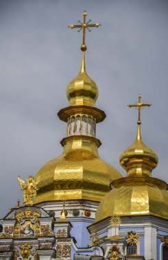 St. Michael 's Golden Domed Manastırı' nın Altın Kubbeleri ünlü kilise kompleksi Kiev 'dir (Kyiv). St. Sophias Katedrali 'nin karşısında yer alıyor..