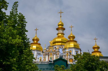 St. Michael 's Golden Domed Manastırı' nın Altın Kubbeleri ünlü kilise kompleksi Kiev 'dir (Kyiv). St. Sophias Katedrali 'nin karşısında yer alıyor..