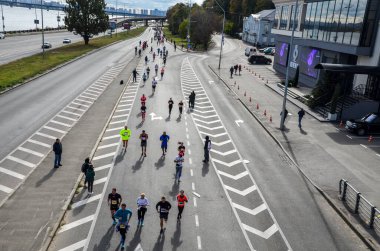 KYIV, UKRAINE - 6 Ekim 2019 Wizz Air City maratonu. Koşucuların hava görüntüsü geniş yol boyunca beyaz işaretli koşu maratonu yapıyor