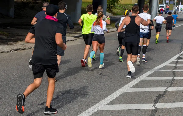 Grupo Pessoas Ativas Correndo Corredores Maratona Estrada Cidade Detalhe Pernas — Fotografia de Stock