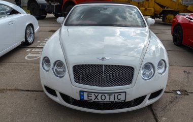 KYIV UKRAINE OKTOBER 6 2019: Bentley Continental Convertible lüks araba İngiltere 'den Bu markanın en hızlı arabalarından biridir siluet büyük çift farlar nedeniyle kolayca tanınabilir