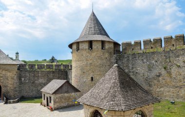 Batı Ukrayna 'daki Khotyn şehrindeki Dniester Nehri üzerindeki ortaçağ kalesinin duvarı ve kulesi..