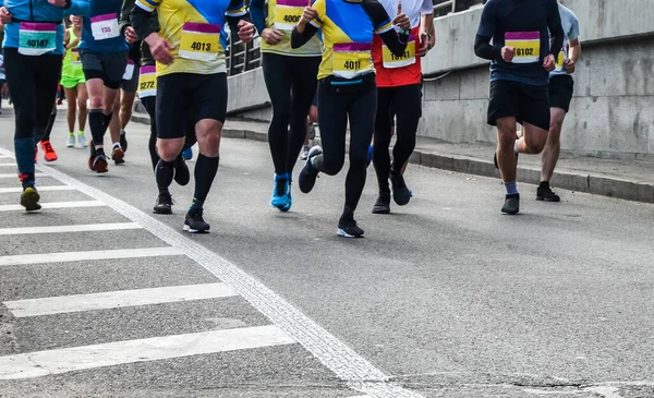 Detalhe Grupo Corredores Durante Uma Maratona Cidade Pernas Ténis Músculos — Fotografia de Stock