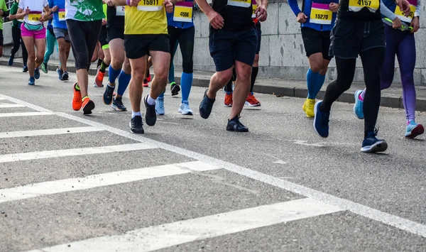 都市マラソン中のランナーのグループの詳細 足とスニーカーだ ストレス下の筋肉 スポーツコンセプト — ストック写真