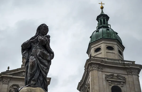 Columna María Inmaculada Con Iglesia Católica Salzburger Dom Domplatz Fondo — Foto de Stock