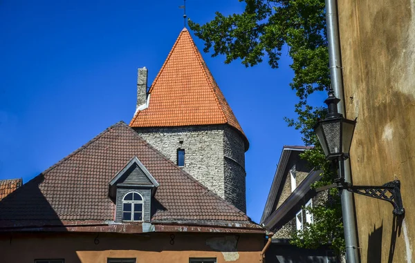 Vintage Utcai Fény Háttérben Csempézett Tetők Hagyományos Építészet Tallinn Óvárosi — Stock Fotó