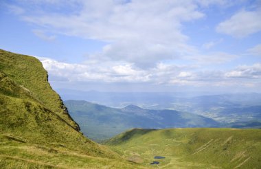 Bulutlu bir gökyüzü ve Svydovets sırtındaki Dağ lvor Gölü ve Dragobrat Vadisi 'nin mükemmel manzarası. Karpatlar, Ukrayna, 