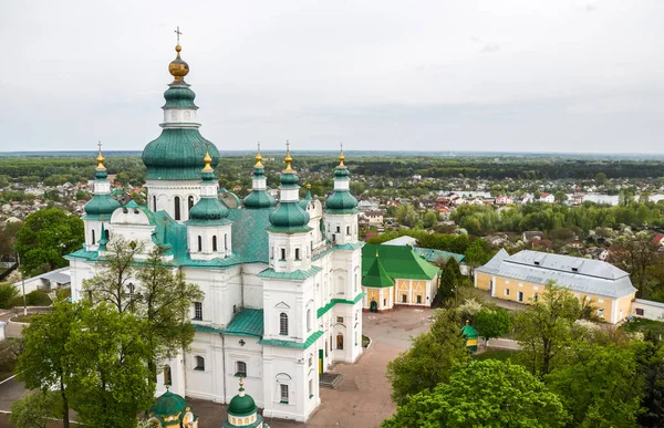 Chernihiv 'deki Kutsal Üçlü (Troitsky) Katedrali. Çan kulesinden görüntü. Ukrayna, Avrupa