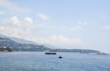 Monte Carlo Prensliği 'ndeki gemiler, yatlar ve lüks apartman binalarıyla Akdeniz' in ünlü bir manzarası.