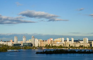 Ukrayna 'nın başkenti Kyiv' de modern binalarla Dnipro Nehri 'nin sol yakasının manzara manzarası